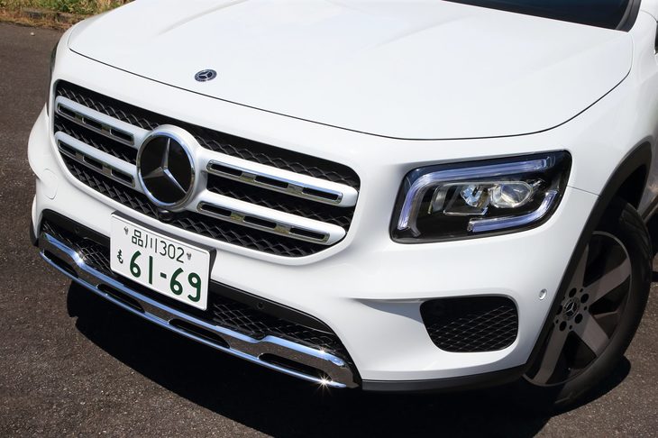 「Gクラス」のように角張ったスタイリングが印象的だ。ヘッドランプの形も四角い。