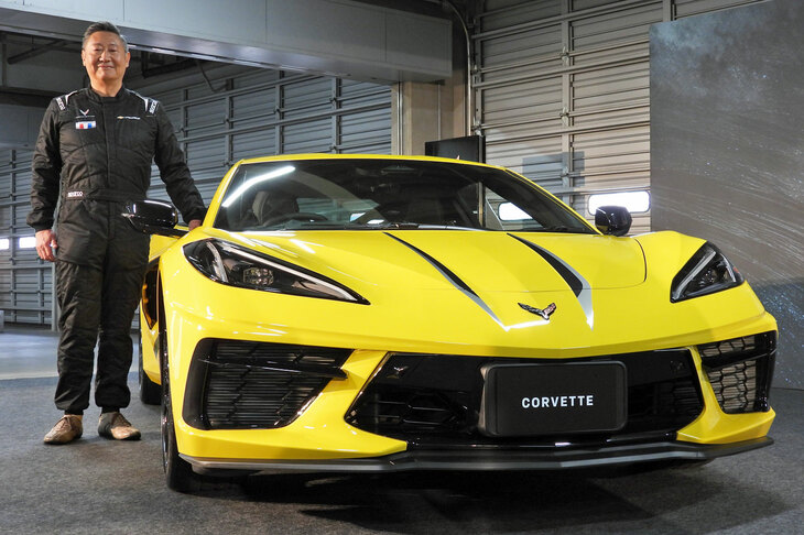「シボレー・コルベット イエロージャケットエディション」と、ゼネラルモーターズ・ジャパンの若松 格社長。
