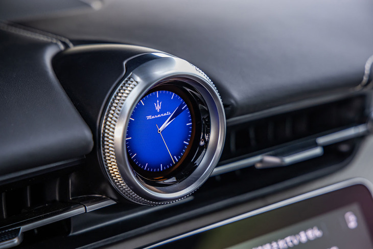 センターコンソールのタッチパネルで表示情報を選択できる、ダッシュボードの中央に置かれたデジタル式の「マセラティウオッチ」。写真は「クラシック」表示を選択した様子。