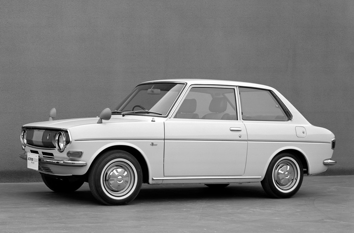 1969年「トヨタ・パブリカ1000」。当初は初代から受け継いだ800cc空冷フラットツイン搭載車も残されたが、メインは1リッター直4 OHVエンジン搭載車。ボディーは2ドアセダンのみで、後に派生モデルの「パブリカ スターレット」（2ドアクーペ、4ドアセダン）が加えられた。