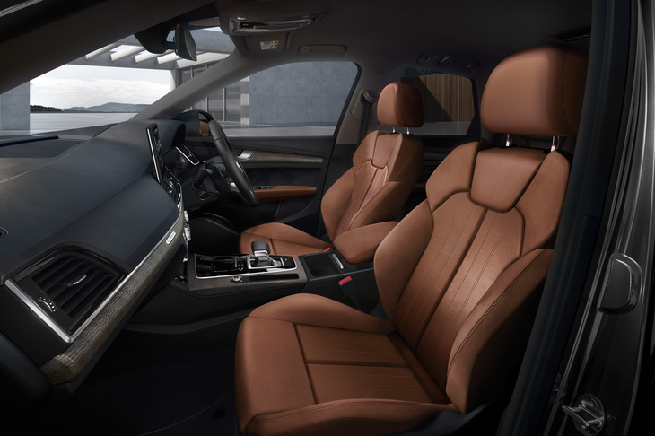 「ファイング レインアッシュ ナチュラルグレーブラウン」のデコラティブパネルと「オカピブラウン レザーシート」が採用された「Q5ハイスタイル」のインテリア。