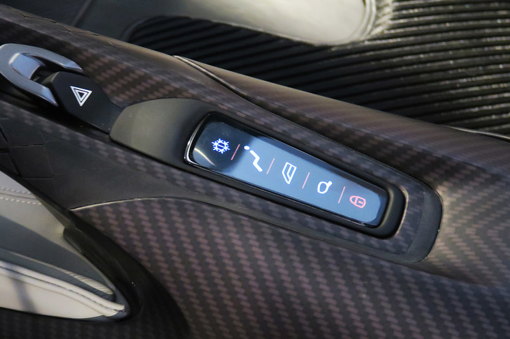 アストンマーティン・ヴァルハラ（センターコンソール）