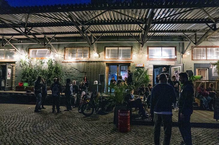 土曜日の“サイレントライド”が終わった後は、会場で小さなパーティーも開かれた。初夏のベルリンは22時を過ぎても明るく、参加者はゆっくりと電動バイク談義に花を咲かせた。