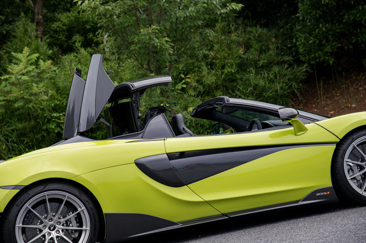 軽量なシート成形コンパウンドによる電動ハードトップの開閉に要する時間は15秒。40km/h以下であれば走行中も操作が可能だ。オープン時にルーフが格納されるシート後方の格納スペースは、ルーフを閉じた状態では52リッターの荷室として利用できる。