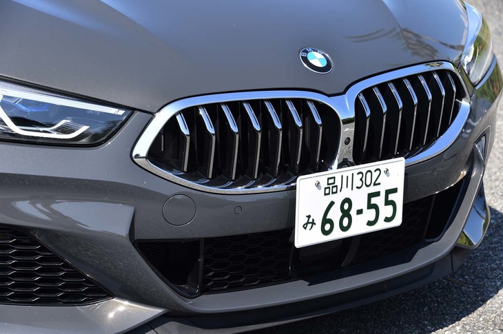 新型「8シリーズ」には、2つのリムが中央で連結された新デザインのキドニーグリルが採用されている。