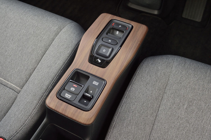 センターコンソールには押しボタン式のシフトセレクターやドライビングモード切り替えスイッチ、パーキングブレーキスイッチなどを配置。