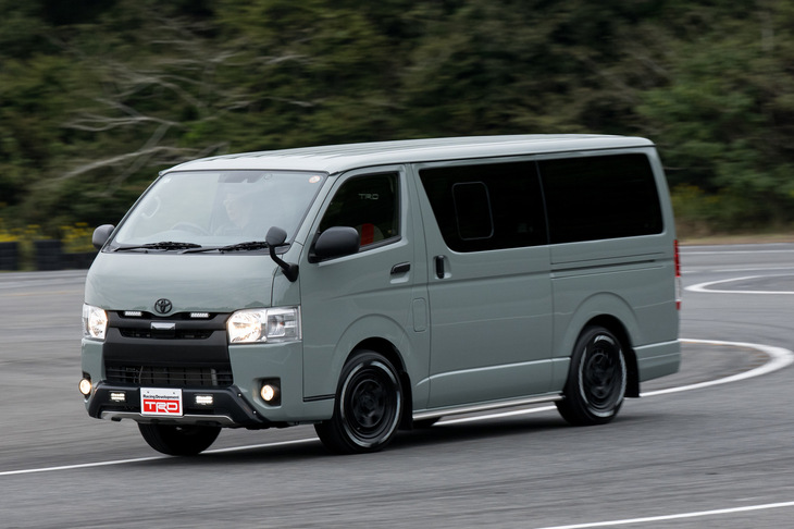 最後に試乗した「ハイエース」は、乗り心地を快適にするべくサスペンションキットを装備し、工事現場などの不整地でスタックしないようLSDを採用した車両。こうした用品の開発にも、モータースポーツで得たノウハウが生かされているのだ。