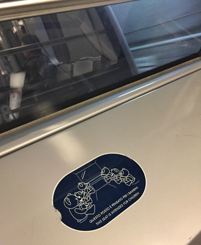 地下鉄の車内で、窓のそばに添えられた「お子さま優先」のステッカー。
