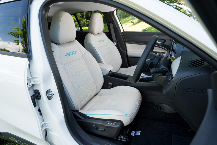 エコレザーのシートは電動調整式。ランバーサポートやマッサージ機能も備わっている。