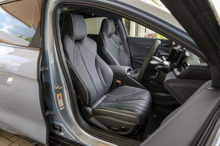 シート表皮はナッパレザーで、ヒーター／ベンチレーション機能を装備。表皮だけでなくフレームにもこだわったとのことで、実際に座り心地が素晴らしい。