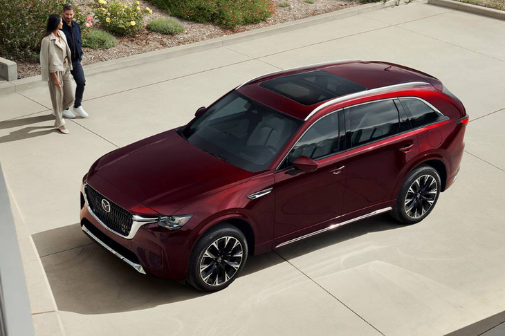 北米で発売される「CX-90」のボディーサイズは全長が200.8インチ（約5100mm）、全幅が84.9インチ（約2156mm）、全高が68.2インチ（約1732mm）で、ホイールベースが122.8インチ（約3119mm）と発表されている。