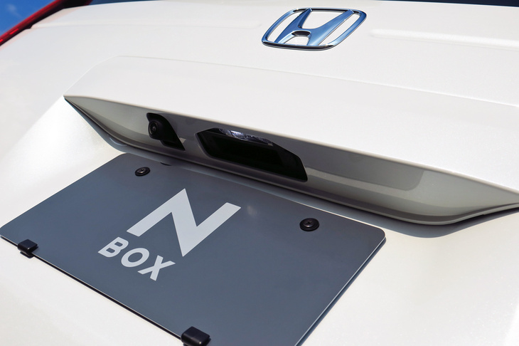 新型「N-BOX」ではテールゲートハンドルの高さを従来型より70mm下げるとともに、スイッチの位置を中央に変更。操作性の向上を図っている。