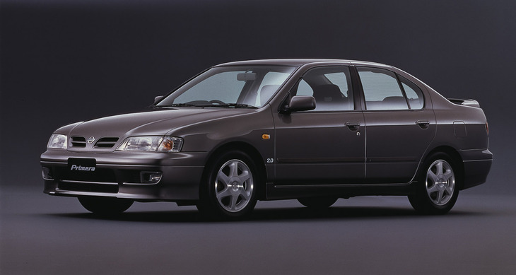 1995年に登場した2代目「プリメーラ」（P11型）。販売ネットワークが異なる姉妹車「プリメーラ カミノ」もラインナップされた。