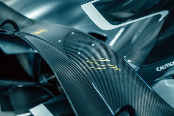 アストンマーティン・ヴァルキリーAMR Pro（F1ドライバー、セバスチャン・ベッテルとランス・ストロールのサイン）