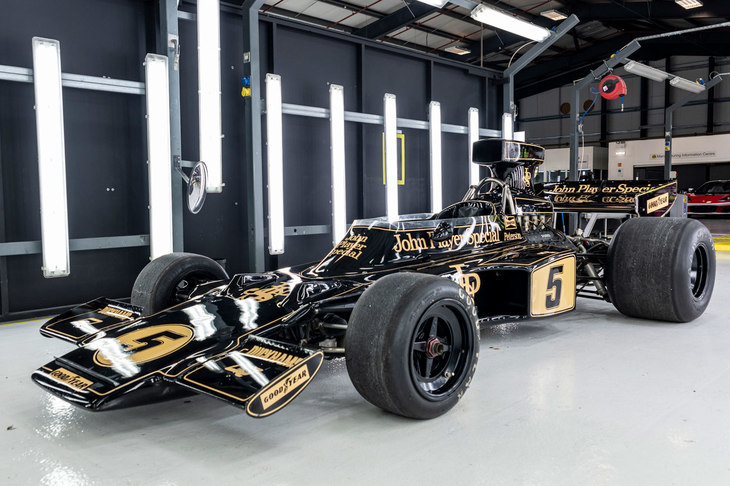 1970年に登場した「ロータス72」。フロントとリアにウイングを備え、車体の左右にラジエーターを備えるという、今日のフォーミュラカーに通じる特徴を備えていた。（写真：Newspress）