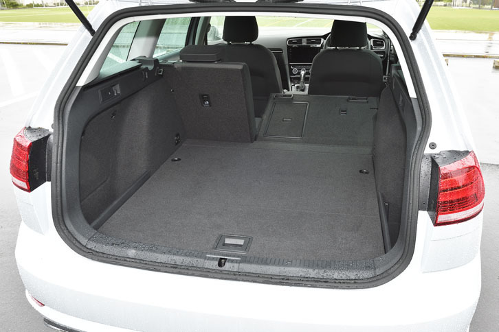 こちらは「ゴルフヴァリアントTSIハイライン」のラゲッジルーム。容量は605リッターで、最大で1620リッターまで拡大可能。
