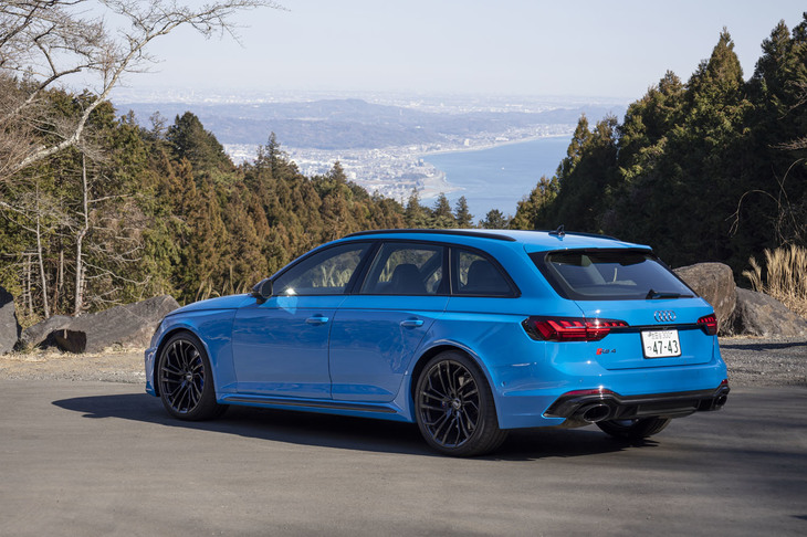 目にも鮮やかな試乗車のボディーカラーは「ターボブルー」と呼ばれるもの。「RS 4アバント」では同カラーを含む全8色から外装色を追加コストなしで選択できる。