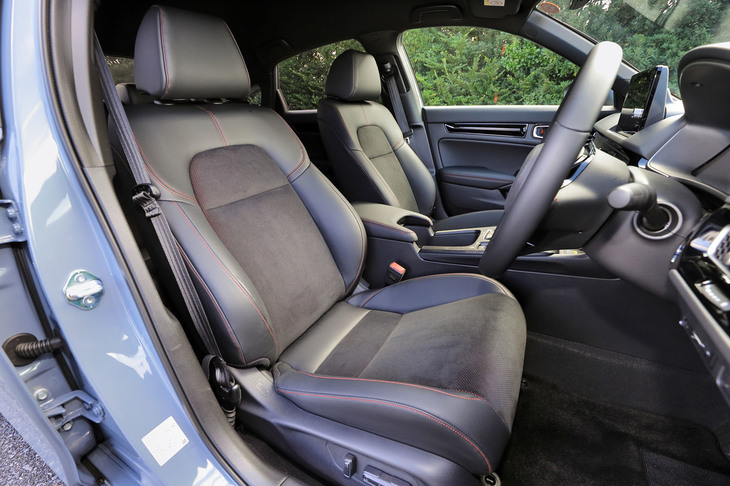 新型「シビック」には、骨格部に板状のスプリングを用い、支持性を高めた「ボディースタビライジングシート」が採用されている。写真は合成皮革の「プライムスムース」とスエード調素材を組み合わせた「EX」のフロントシート。