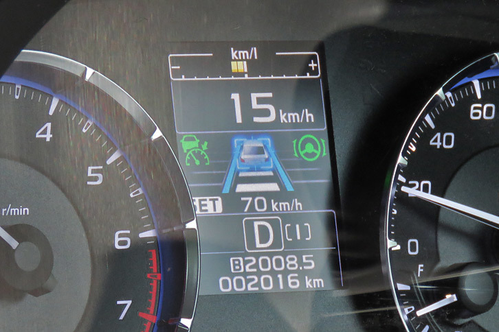 先行車と区画線の両方を認識している場合、システムは双方の情報をもとに自車の進路を算出するのだが、判断材料の“比重”としては、後者の方をより重視しているという。