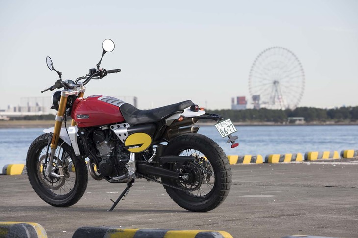 「キャバレロ スクランブラー」は、今回試乗した449ccの「500」のほかに、249.6ccの「250」、124.5ccの「125」がラインナップされる。排気量は違っても、車体のスリーサイズは変わらない。