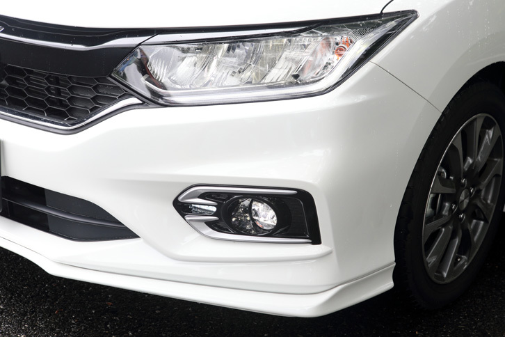 空力パーツについては、フィッティングの品質の高さもモデューロの大きな特徴。シーリングなどを省かず、正確に、ていねいな工法で組み付けることで、空力パーツは本来の性能を発揮し、耐久性も高まる。