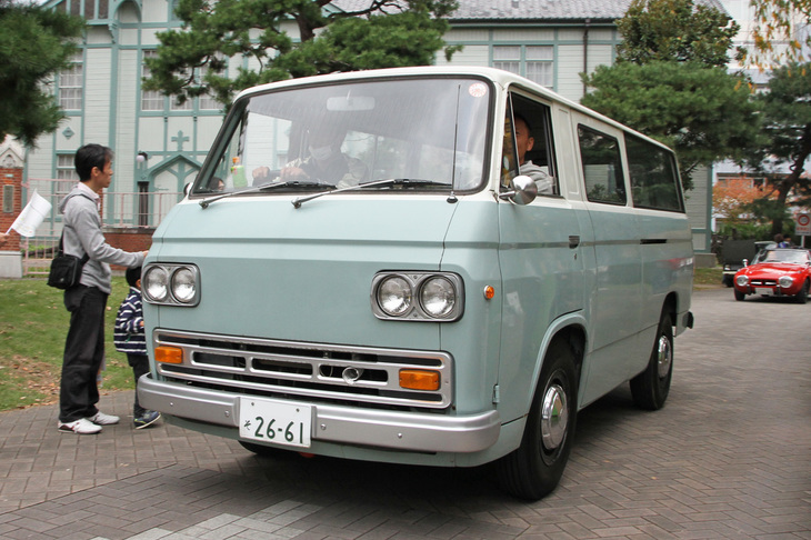 これも非常に珍しい1970年「日産キャブオール バン」。キャブオールは「いすゞ・エルフ」や「トヨタ・ダイナ」などのライバルだった2t積み中心のキャブオーバートラックで、その3代目のバン仕様。