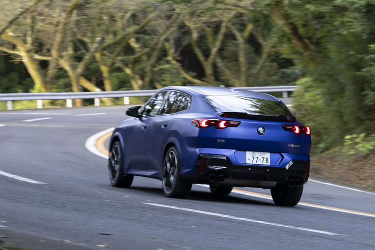 【BMW X2 M35i xDrive】
	ボディーサイズ：全長×全幅×全高＝4565×1845×1575mm／ホイールベース：2690mm／車重：1710kg／駆動方式：4WD／エンジン：2リッター直4 DOHC 16バルブ ターボ／トランスミッション：7段AT／最高出力：317PS（233kW）/5750rpm／最大トルク：400N・m（40.8kgf・m）/2000-4500rpm／タイヤ：（前）245/35R21 96Y XL／（後）245/35R21 96Y XL（コンチネンタル・エココンタクト6Q）／燃費：12.2km/リッター（WLTCモード）／価格：810万円
	
	【取材時の燃費データ】
	テスト距離：309.9km（市街地2：高速道路6：山岳路2）／使用燃料：31.6リッター（ハイオクガソリン）／参考燃費：9.8km/リッター（満タン法）／9.6km/リッター（車載燃費計計測値）