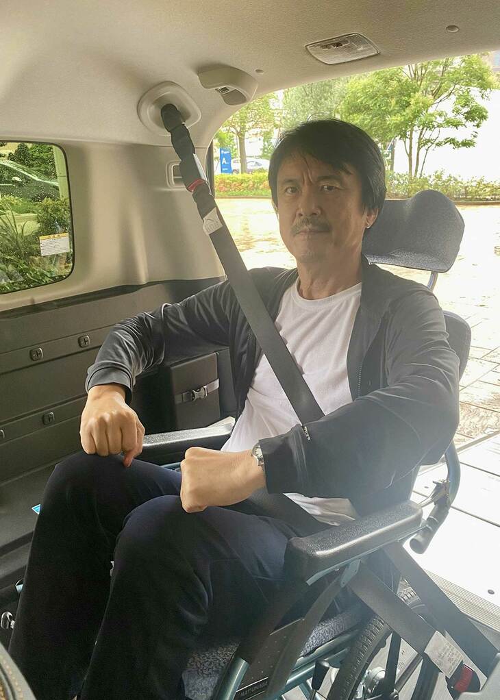 「フリード  クロスター スロープ」の後部エリアには、車いすの乗員用に3点式シートベルトが設置されている。他メーカーの車いす仕様車のように1列目や2列目シートを事前に動かす必要もないので、簡単かつスピーディーに車いすを収容できる。