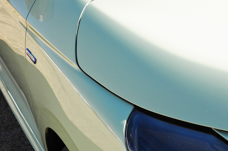 キャラクターラインはフロントのフェンダーパネルに差しかかると、フェンダーのふくらみの上面（写真の三角形の影の部分）へと発展し、さらにボンネットの切り欠きへとつながっていく。