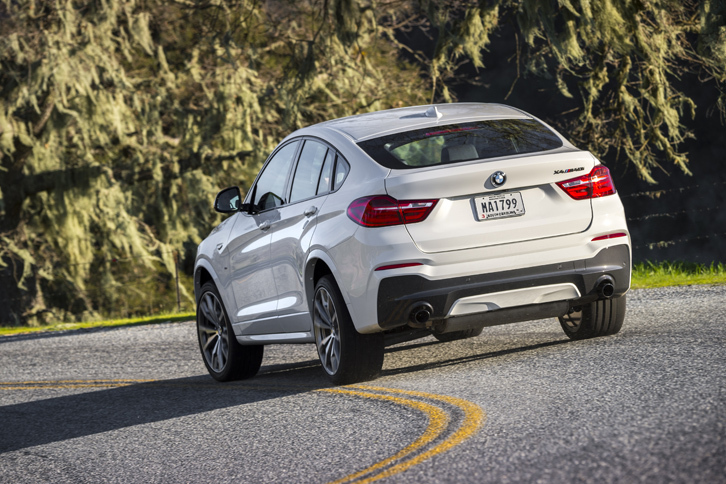 「X4 M40i」の駆動方式は4WDのみ。ブレーキとエンジンを自動制御することでアンダーステアを抑える「パフォーマンス・コントロール」により、ダイナミックなコーナリングを実現するという。