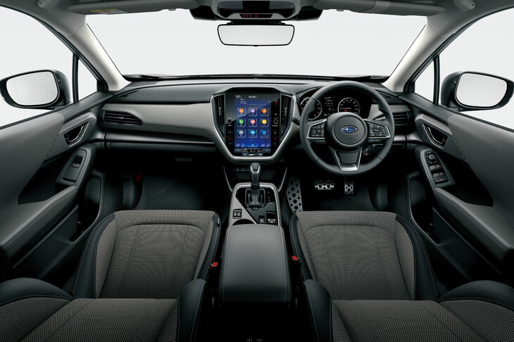 縦型のセンターディスプレイを中心としたダッシュボードまわりの造形は、現行型「レガシィ」（日本未導入）に端を発する、今日のスバル車ではおなじみのもの。広々とした視界と見切りのよさは、今も昔も変わらないスバル車の美点だ。
