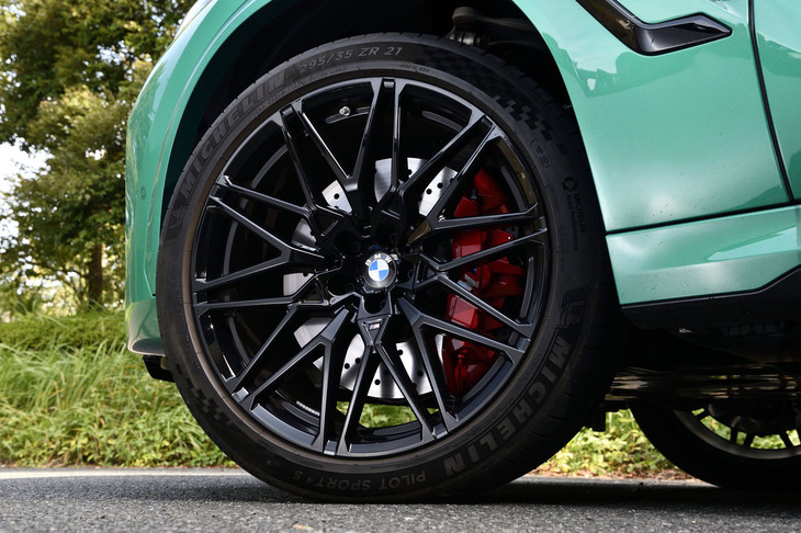 今回の試乗車は、光沢のあるブラックフィニッシュの「Mライトアロイホイール スタースポークスタイリング818M」に、前295/35ZR21、後ろ315/30ZR22サイズの「ミシュラン・パイロットスポーツ4 S」タイヤを組み合わせていた。