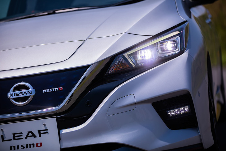 LEDヘッドランプはベースとなった「リーフ」と変わらないが、フロントバンパー内に埋め込まれた車幅灯連動の「LEDハイパーデイライト」が「リーフNISMO」専用アイテムとなる。