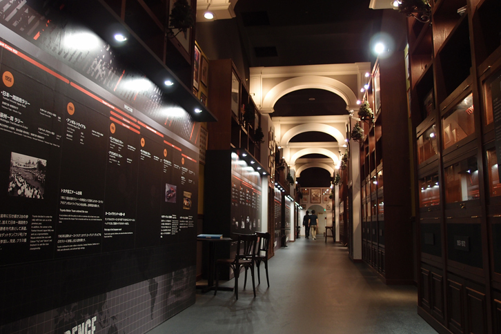 入り口から続く長い通路には、これまでのWRC（世界ラリー選手権）におけるトヨタの戦績や、参戦マシンのミニチュアカーが展示されている。