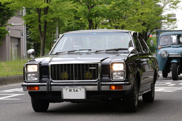 1977年「マツダ・ルーチェ レガート 4ドアハードトップ リミテッド」。654cc×2の13B型ロータリーエンジンを積んだ3代目ルーチェのトップグレード。