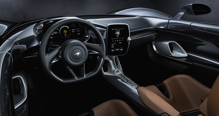 メータークラスターはステアリングホイールと連動して動く。センターコンソール中央に、8インチのタッチスクリーン式モニターを配置。このモニターを介して、ナビやエアコンなどのコントロールが行える。