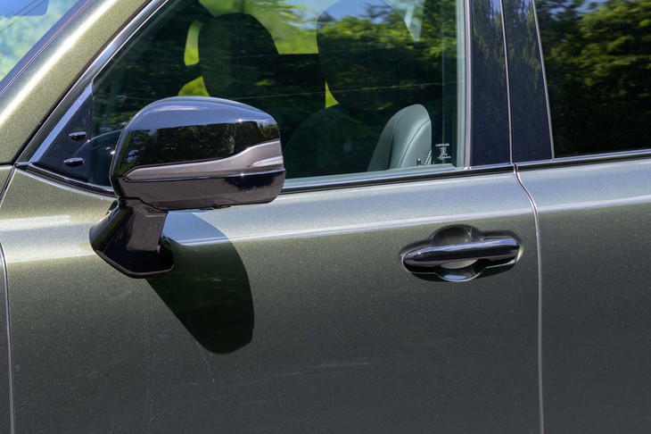 ドアミラーはブラック塗装にマットグレーの加飾入り。ドアハンドルもブラック仕上げとなる。