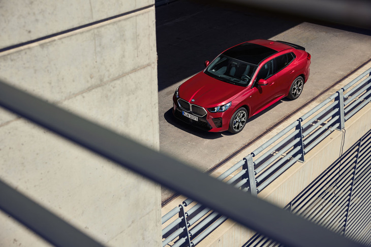 「iX2 xDrive30」は容量66.5kWhの駆動用リチウムイオンバッテリーを搭載。WLTPモードの一充電走行距離は417-449km。