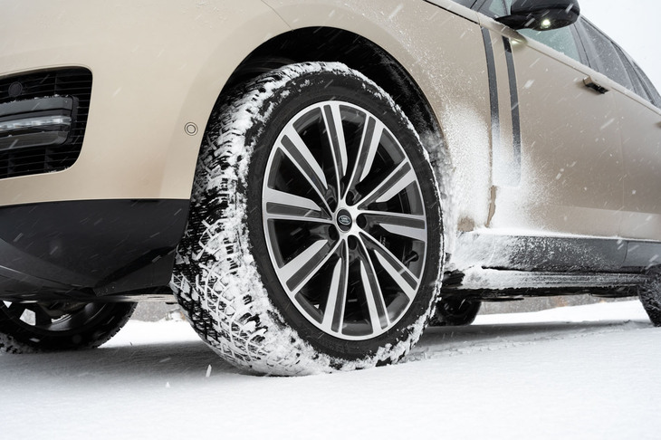 試乗車に装着されていた「ノキアン・ハッカペリッタR5 SUV」。“22インチの285幅”という特大サイズもラインナップされる、貴重なスタッドレスタイヤだ。