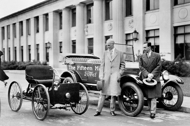 1921年式の「モデルT」とヘンリー・フォード（左）。当時、多くの自動車メーカーが高級車の開発・製造を行うなか、フォードはまったく異なるアプローチで大衆に向けてのクルマづくりを行った。結果、フォードのモデルTは全世界で累計1500万台以上も生産され、あらゆる産業と交通に大革命をもたらした。