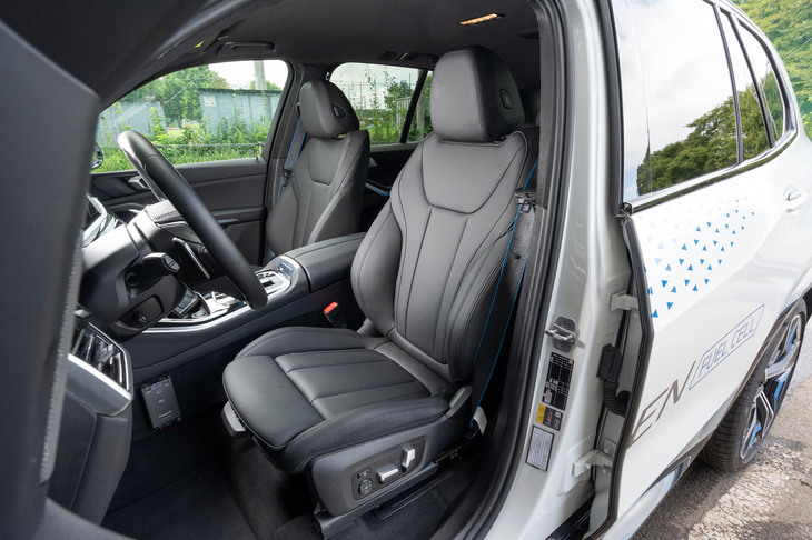 「X5」の極めてベーシックなグレードがベースのようで、シート表皮は車格からすると地味なレザーだ。