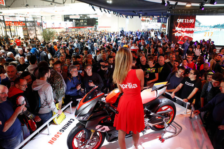 土曜・昼過ぎのアプリリアブースの様子。並列2気筒エンジンを搭載したコンセプトモデル「RS660コンセプト」の周囲はご覧の通りだった。