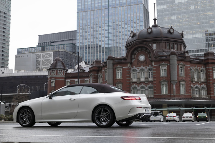 ボディーカラーは全11色、ソフトトップは全4色が用意されており、44パターンのコーディネートが可能。テスト車はボディーカラーが「ダイヤモンドホワイト」、ソフトトップが「ダークレッド」という組み合わせ。