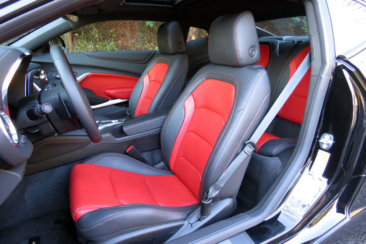 本文では「1000万のクルマにはかなわないけど……」と書いたが、レザーシートにメモリー機能付きの電動調整機構、ドライブモードセレクター、タッチスクリーン式のインフォテインメントシステムと、楽しいドライブに必要な装備は一通りそろっている印象。これ以上フクザツな何かが付いていたとしても、記者の手には余ります。