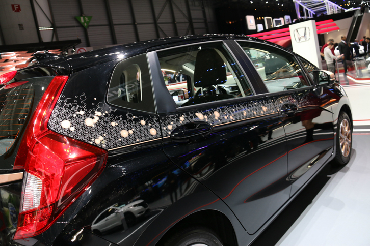 「ホンダ・ジャズ」（日本名は「フィット」）の、特別仕様車「スポットライト エディション」。どこまで意図したものかは不明だが、筆者はとっさに「おせち料理に使う塗りのお重」を思い出した。