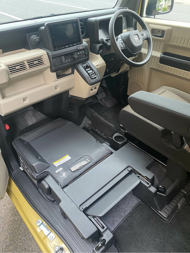 助手席を前方に畳んだ様子。後席をダイブダウンさせると荷室床面がほぼフラットな状態となり、2.5m程度の長尺物も収容できる。