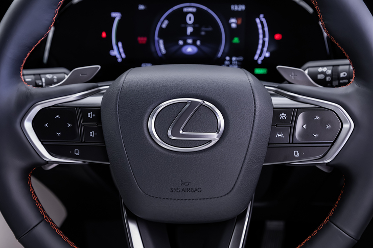 スポーク部分にタッチセンサーを配置した新デザインのステアリングホイールが“バージョンL”以上のグレードに標準装備される。ヘッドアップディスプレイと組み合わせた「タッチトレーサーオペレーション」の採用も、新型「NX」の新機軸だ。