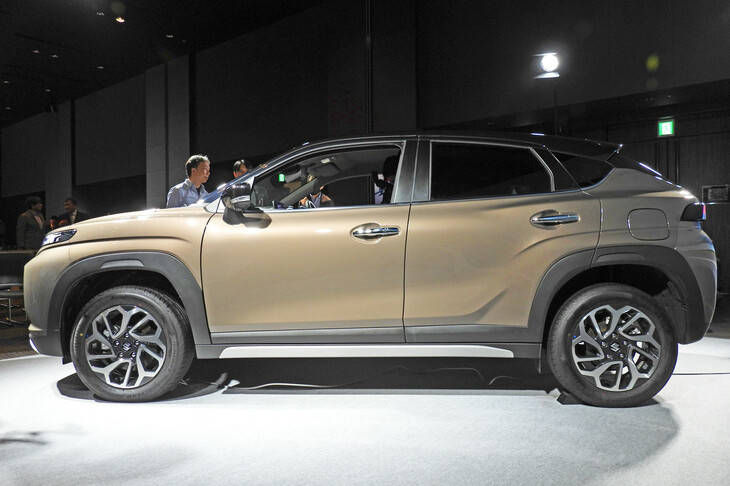 スズキ・フロンクス（サイド）