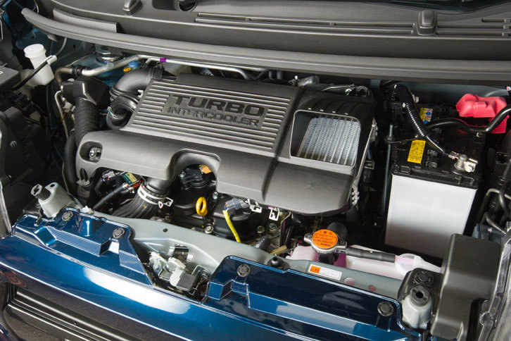 標準車の「Xターボ“SA III”」と「カスタム」の「RS“ハイパーSA III”」に搭載される、KF型3気筒ターボエンジン。64psの最高出力と92Nmの最大トルクを発生する。