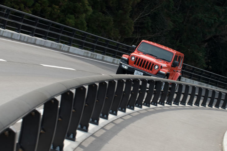 走りに関しては、最小回転半径が4ドア仕様で6.2m（従来型は7.1m）、2ドア仕様で5.3m（同6.0m）と大幅に小さくなり、取り回しがしやすくなった点も現行型の特徴として挙げられる。